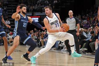 他敏锐地把 他敏锐地把